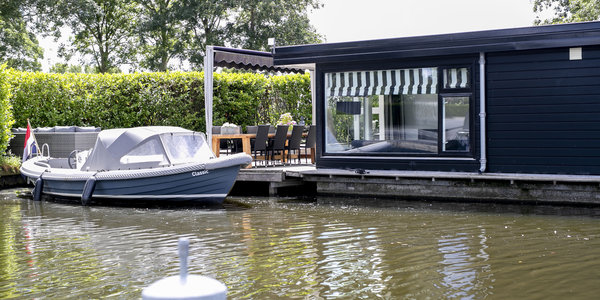 Gemütliches Hausboot mit Terrasse, am Hafen gelegen.